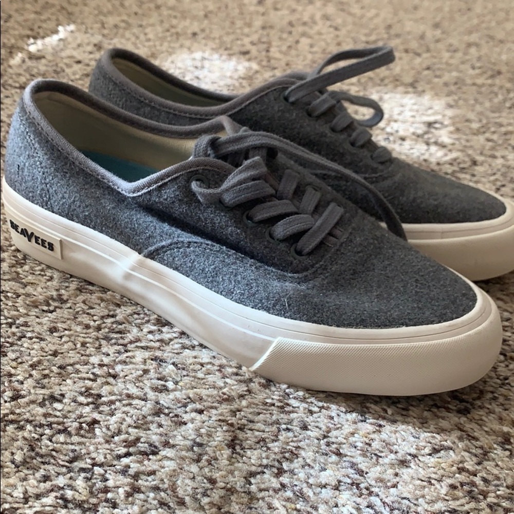 Tennis shoes